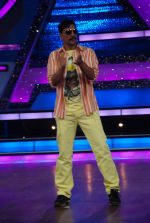 Akshay Kumar on the sets of Dance India Dance to promote Rowdy Rathore in Famous Studio on 10th April 2012 (32).JPG